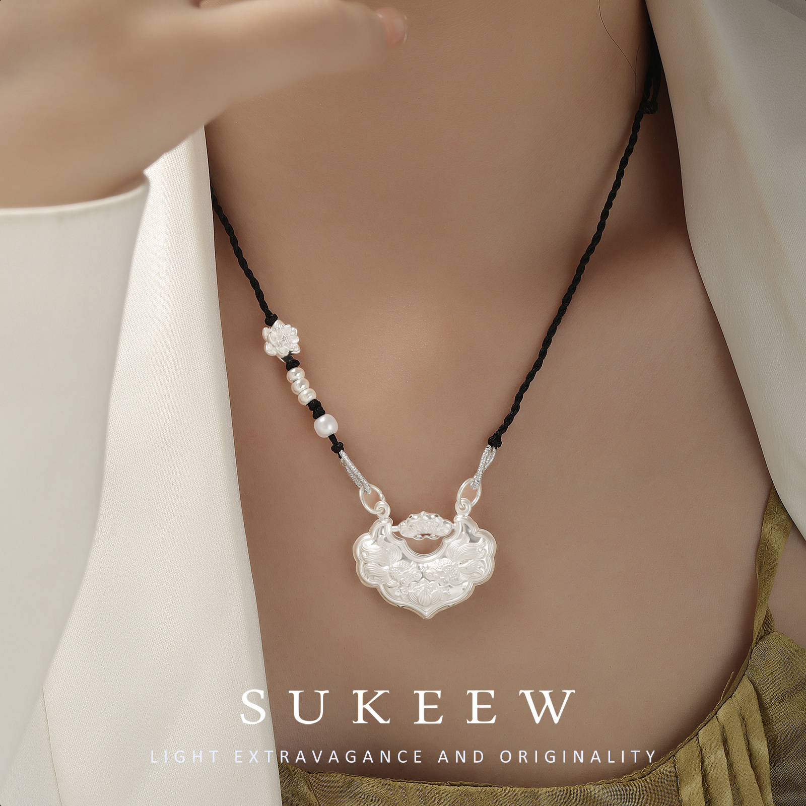 SUKEEW/酥可 吊坠足银布艺 双色浮雕锦鲤祥云平安锁项链072924