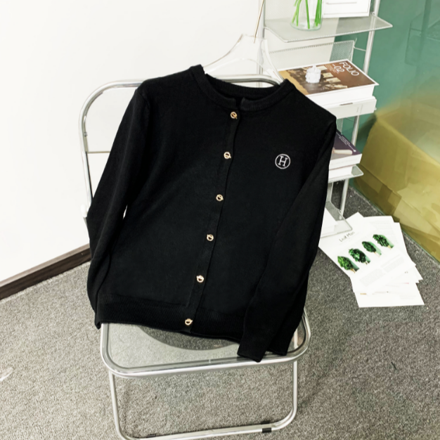 【维维推荐】2023秋季简约风圆领字母刺绣毛衣针织衫外套MC0127