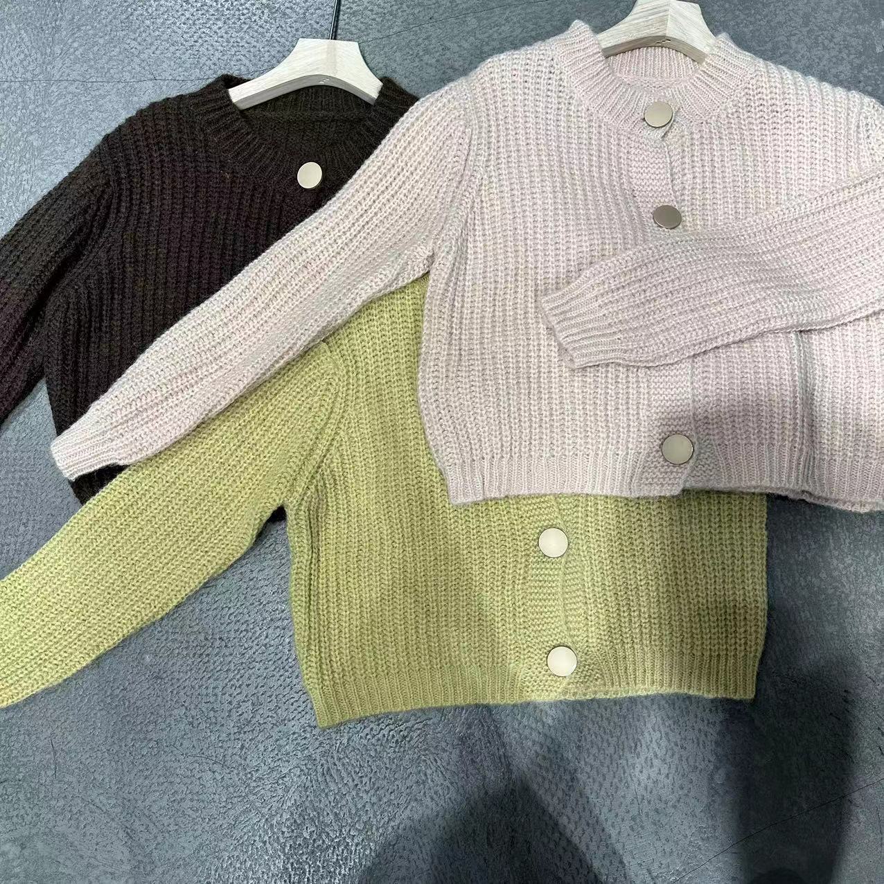 （叶子服饰）秋冬新款时尚大金扣圆领开衫毛衣0007
