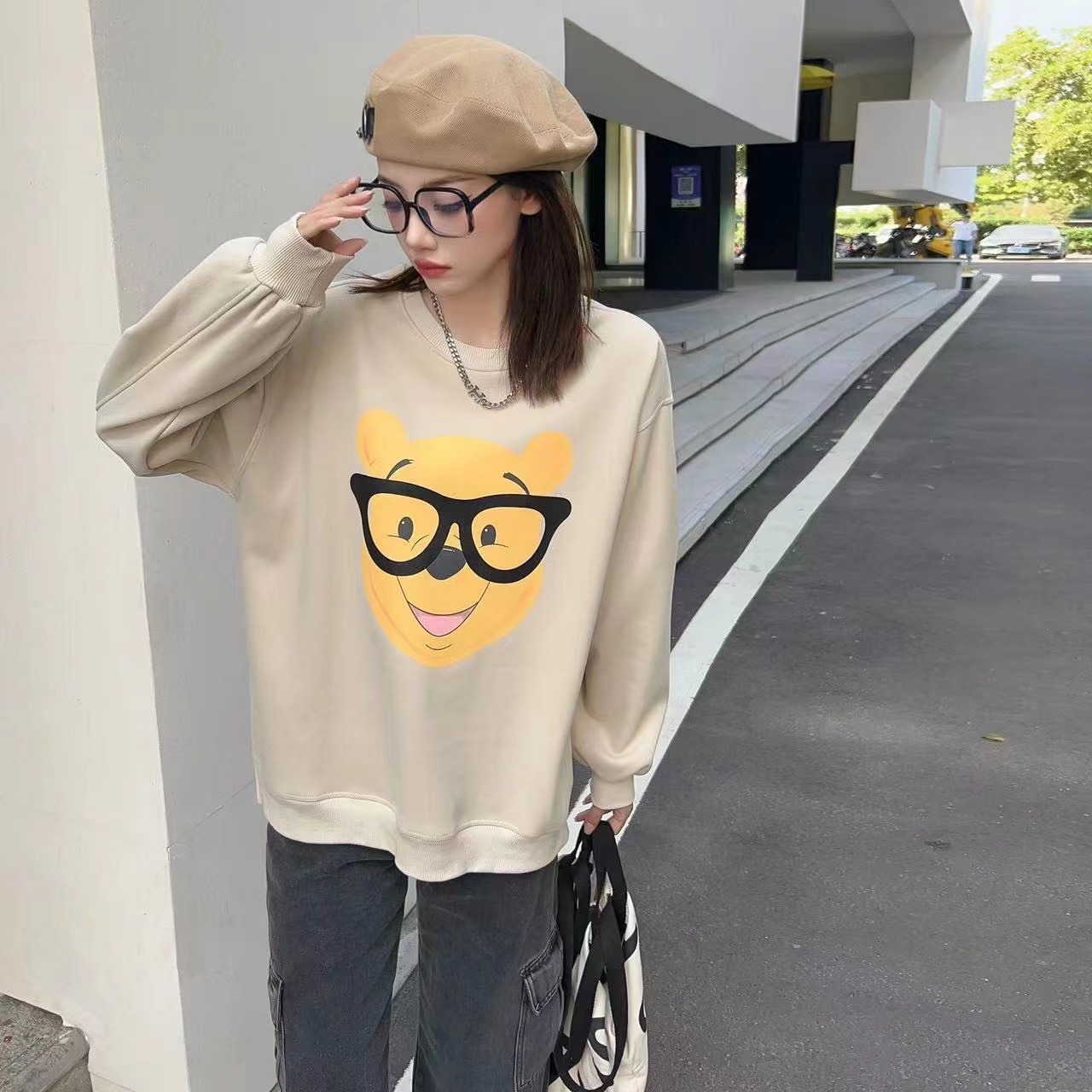 A2232  百搭眼镜熊圆领卫衣