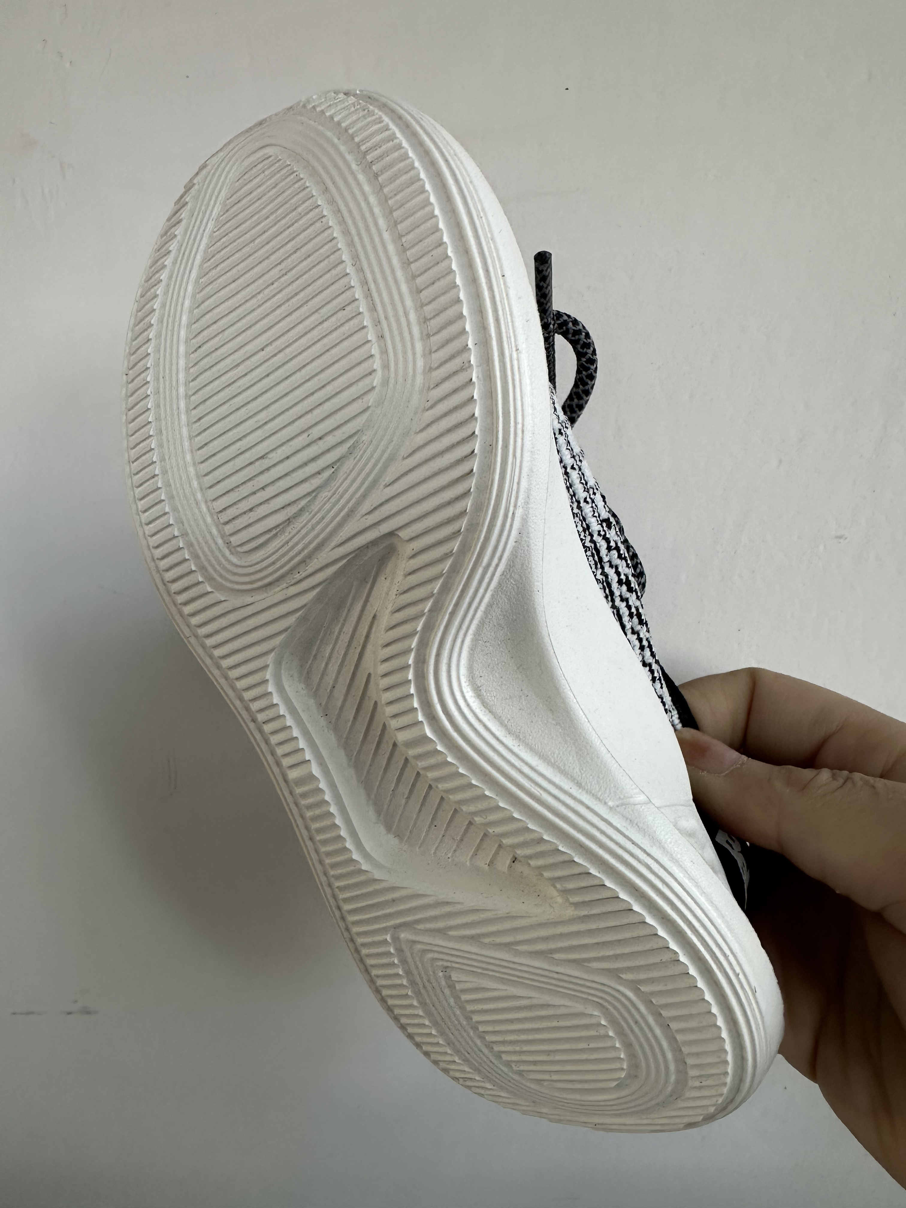 百丽 黑色加绒休闲运动鞋DE1970    1月23