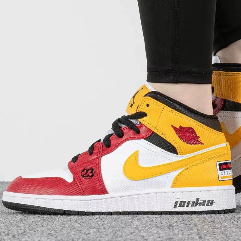 Nike/耐克AJ1女子中帮复古耐磨运动休闲篮球鞋DJ0336-067