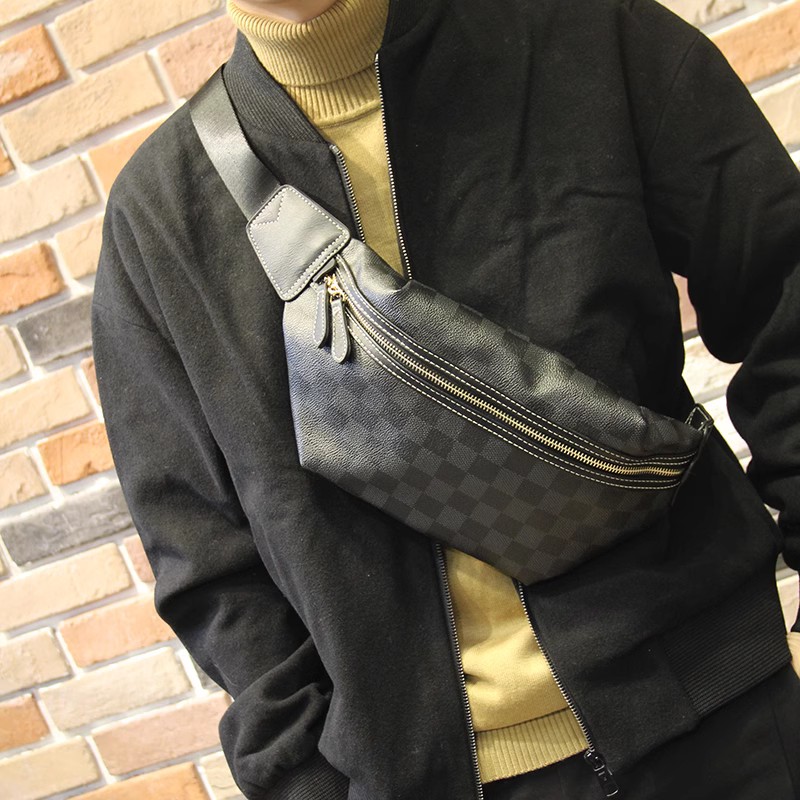男士斜挎包胸包单肩包时尚潮流背包格子复古小包男潮牌休闲百搭