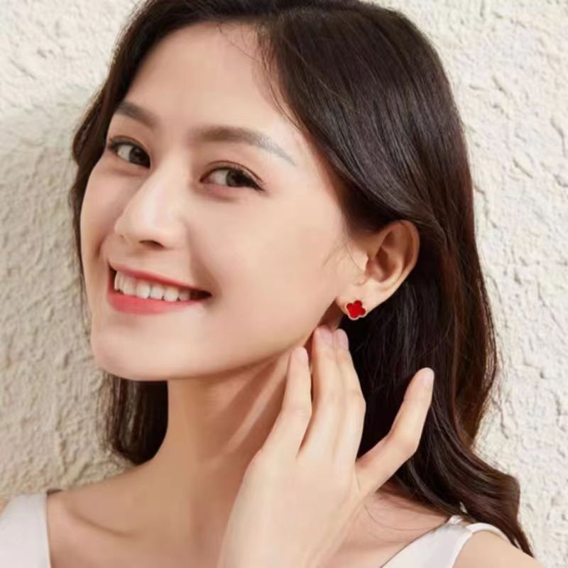 钛钢亚克力耳饰 女新款爆款网红气质高雅时尚四叶花小巧精致耳钉