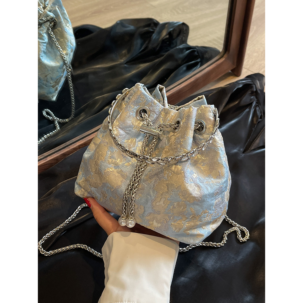 小众设计包包女包2023新款秋冬百搭今年流行链条斜挎包质感水桶包
