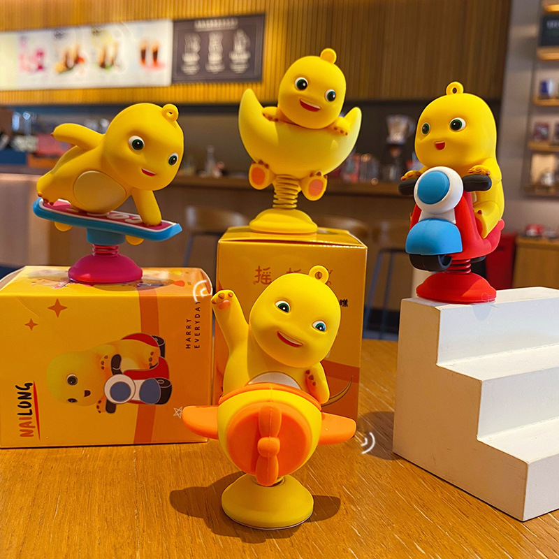 正版奶龙汽车摆件创意解压摇摇乐车用中控台装饰摆件可爱桌面摆件