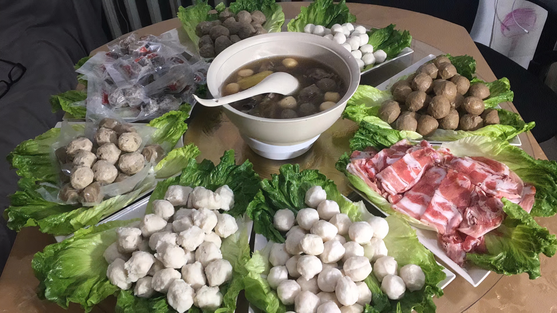 鱼丸3牛肉丸2撒尿牛丸2包墨斗丸1，拍一发8包，再送四小包牛丸