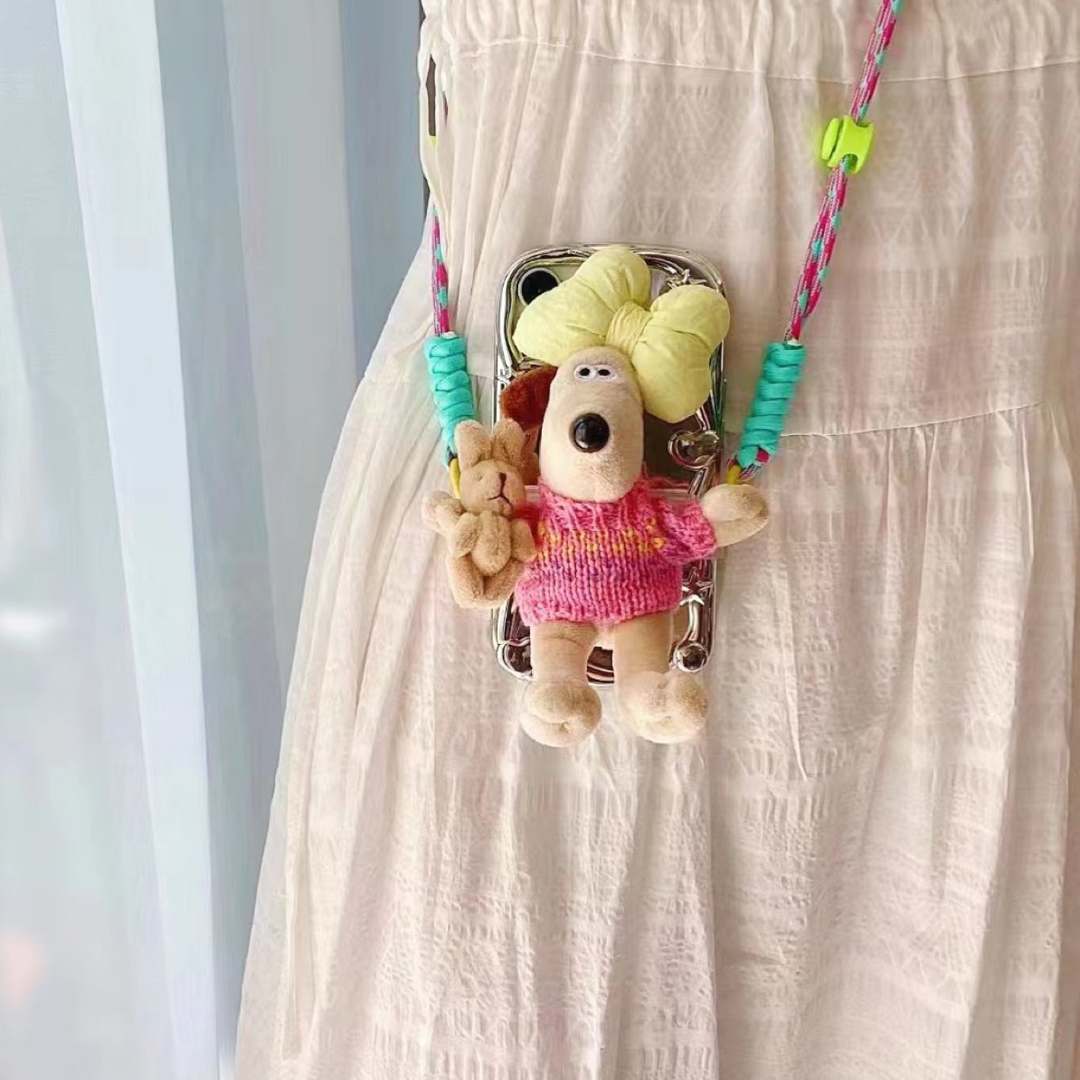 可爱卡通蝴蝶结毛衣掌门狗手机背夹斜挎链毛绒公仔娃娃通用可调节