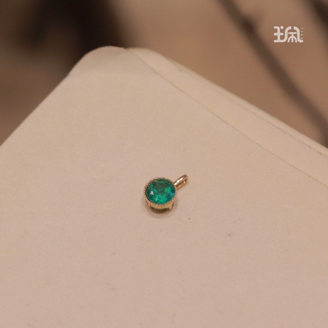 祖母绿*轻岑吊坠不含链*18K金镶嵌YAB23030111（多样性发货）