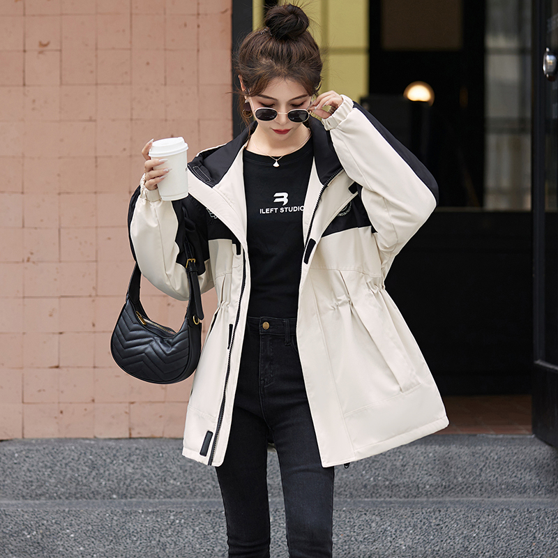 休闲连帽白鸭绒冲锋衣女2023冬季新款宽松撞色刺绣工装羽绒服外套