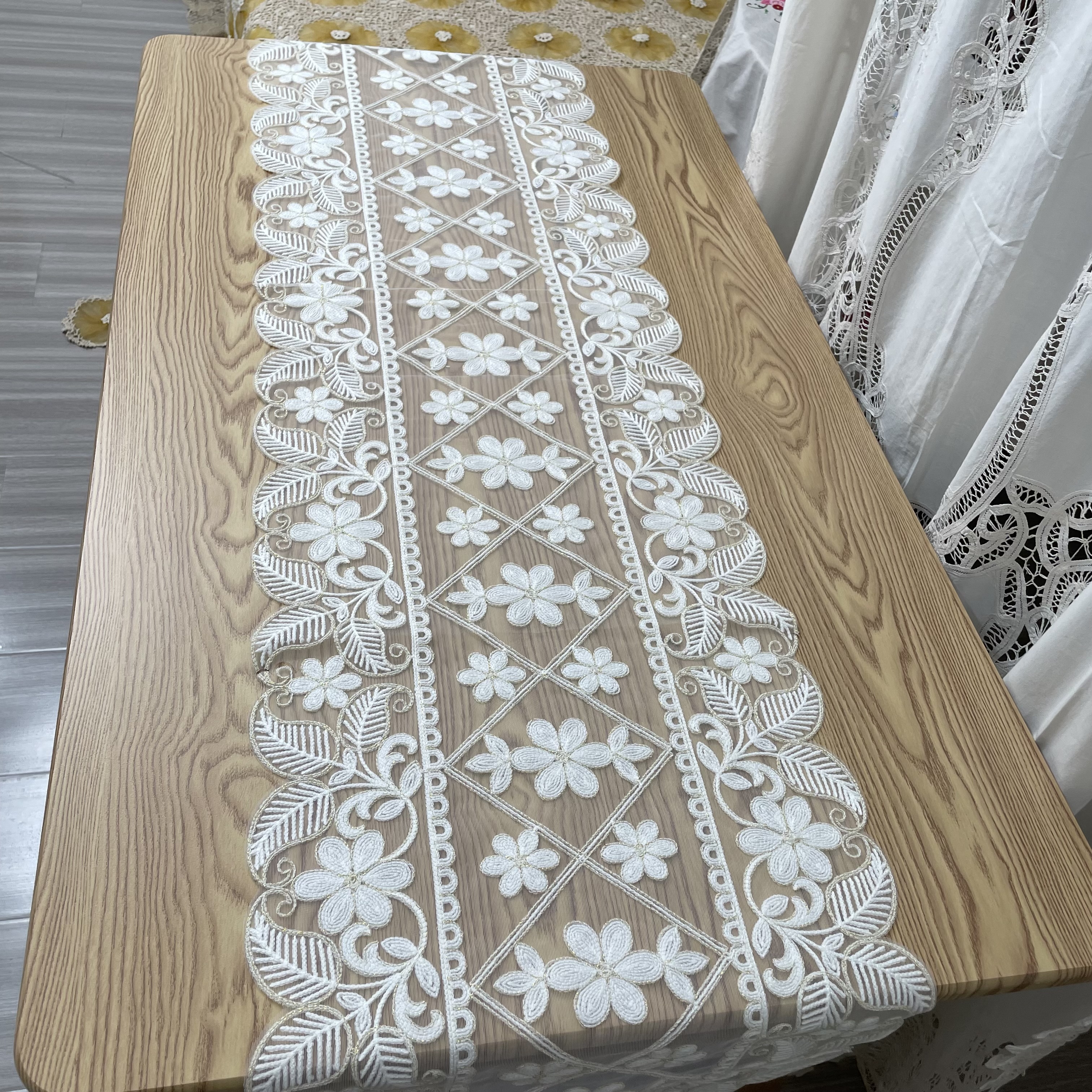 DY205-19玻璃纱(40*180cm长方 ）白色车轱绣桌旗