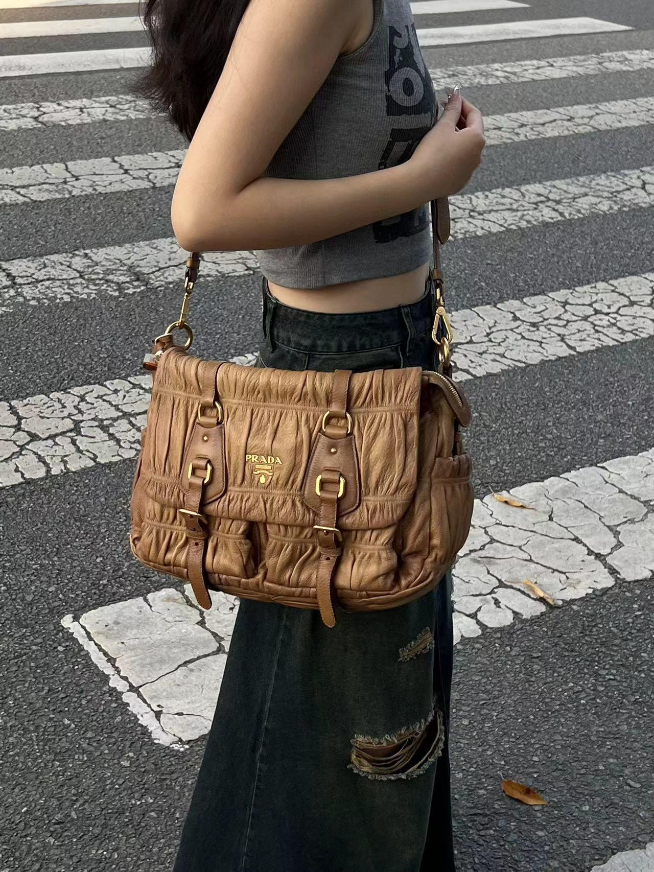 95新 Prada/普拉达 5756 「特惠品」棕色褶皱邮差斜挎包