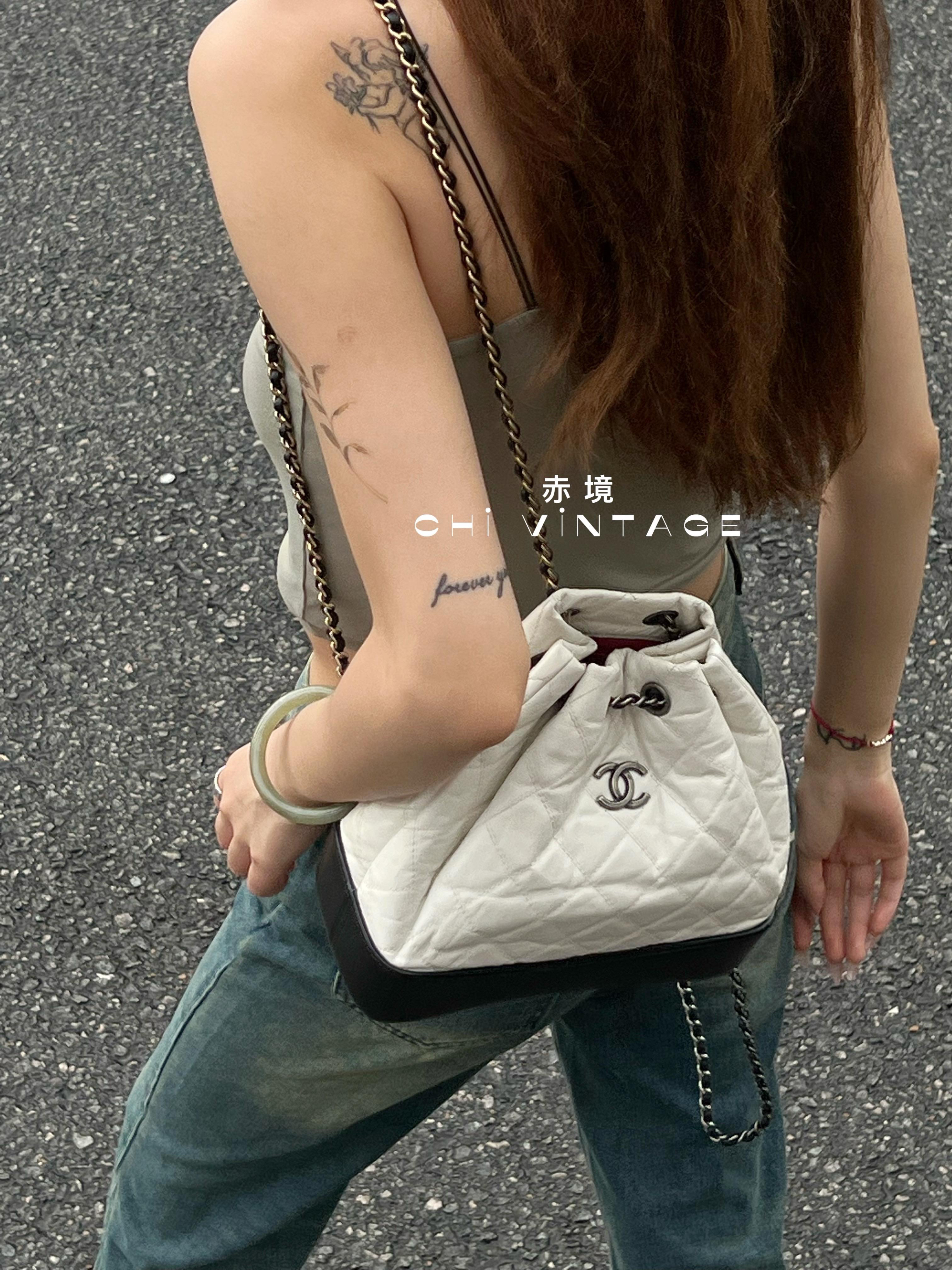 95新 Chanel/香奈儿 9748 黑白流浪时尚休闲抽绳双肩包中号 18