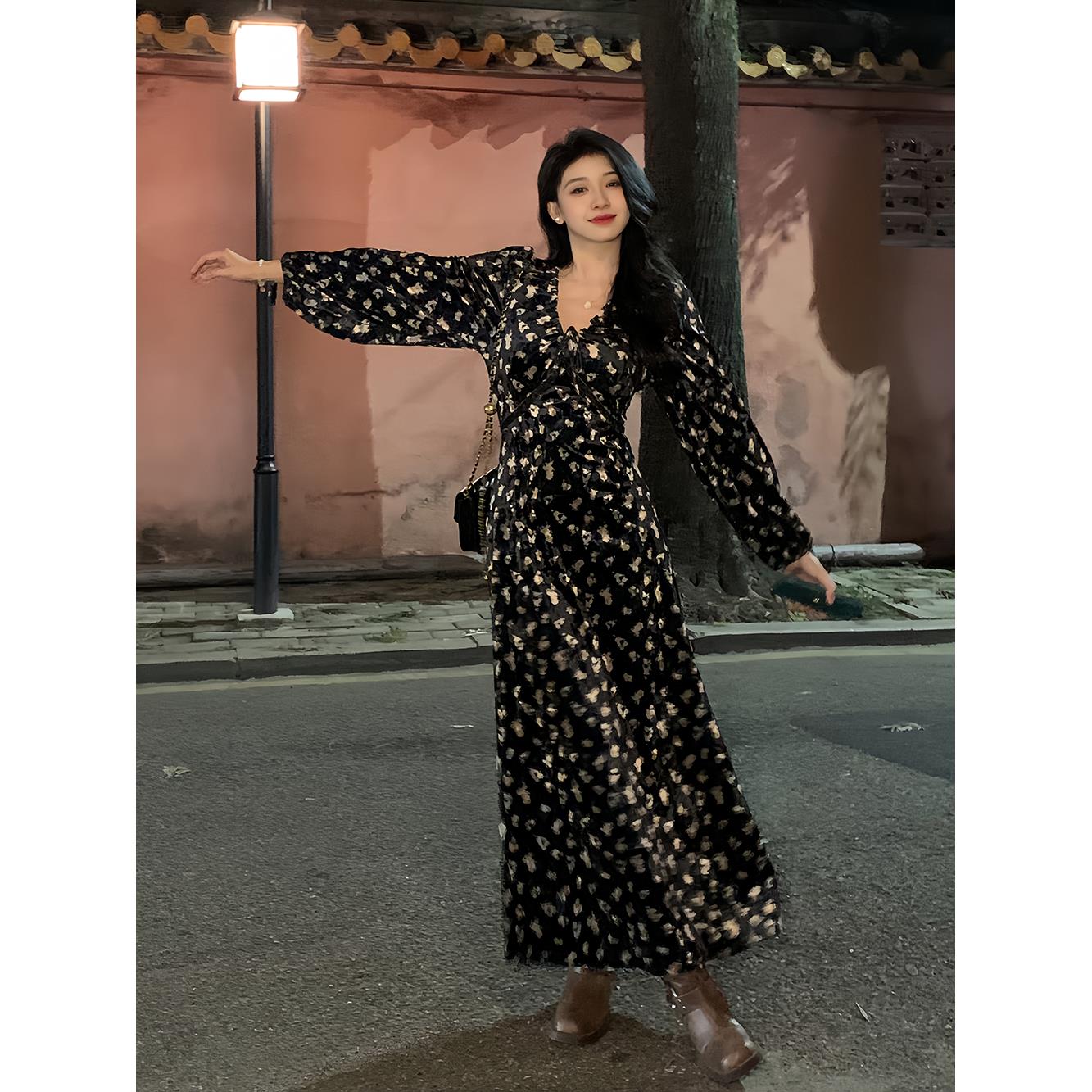 法式复古碎花丝绒连衣裙子女秋季高级感V领别致收腰显瘦a字中长裙