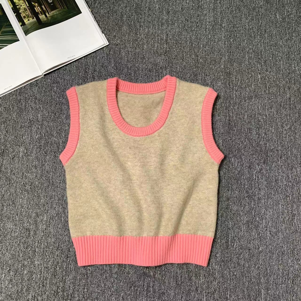 12638余小鱼 卡其色撞粉色温柔甜美U领时尚叠搭针织马甲女装