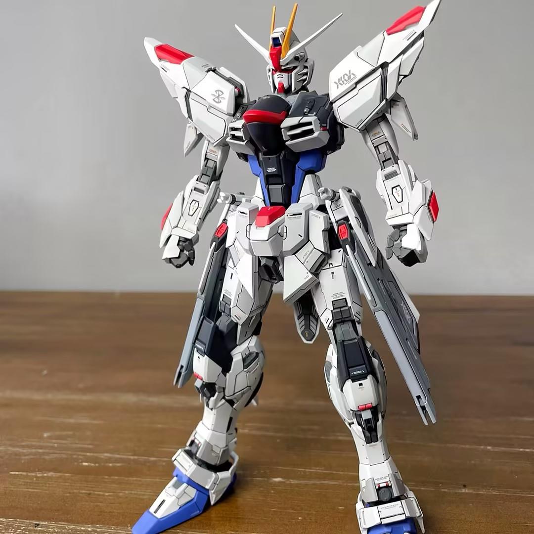 国产MG1/100自由2.0全新修复高达拼装模型潮玩手办玩具送水贴支架