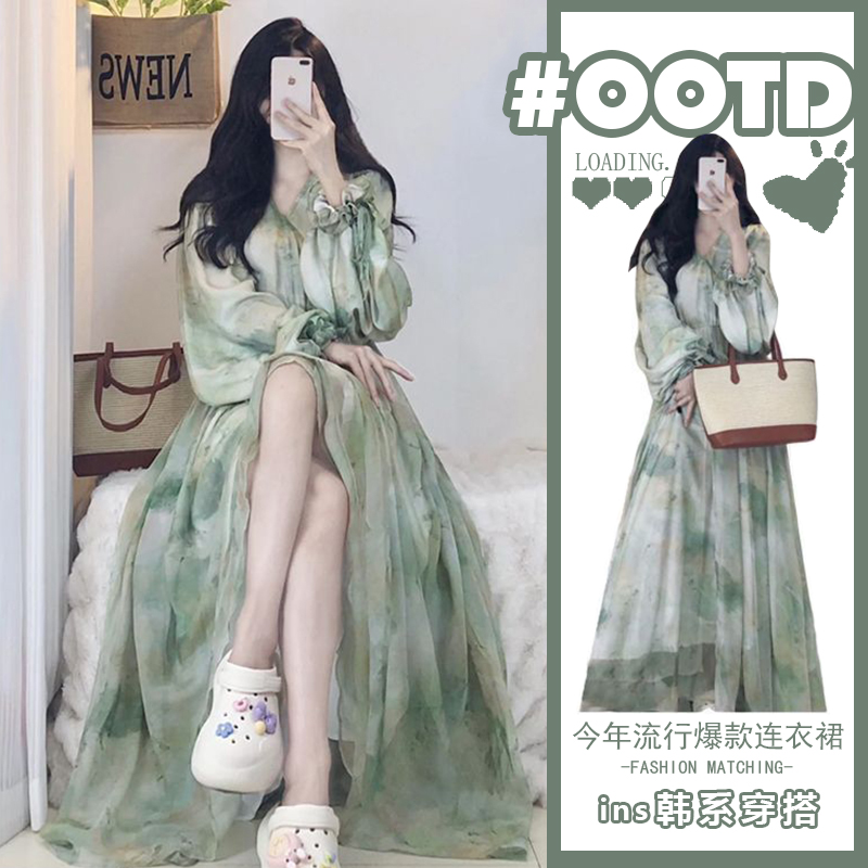 温柔风浅绿色碎花连衣裙女春秋季2023新款中长款灯笼袖别致大摆裙