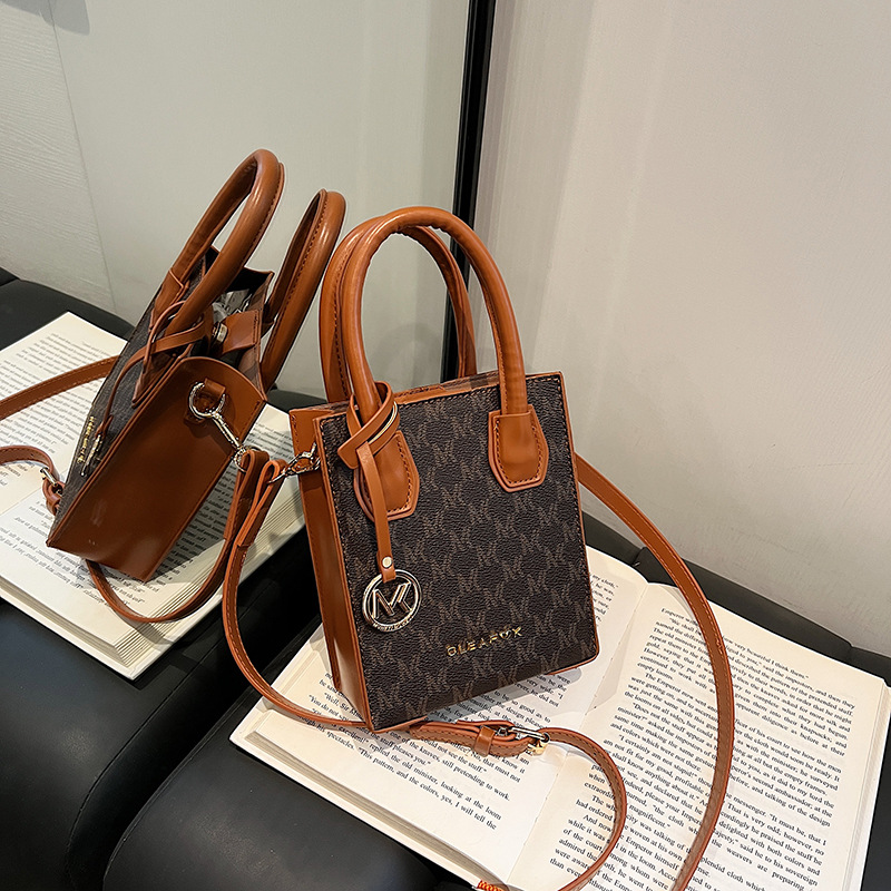 手拎包包女士2024新款流行质感时尚单肩斜挎包小众百搭手提小方包