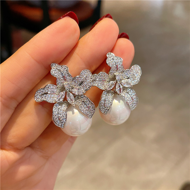 铜合金仿珍珠耳饰 满钻百合花耳钉女轻奢气质贝珠耳环个性百搭