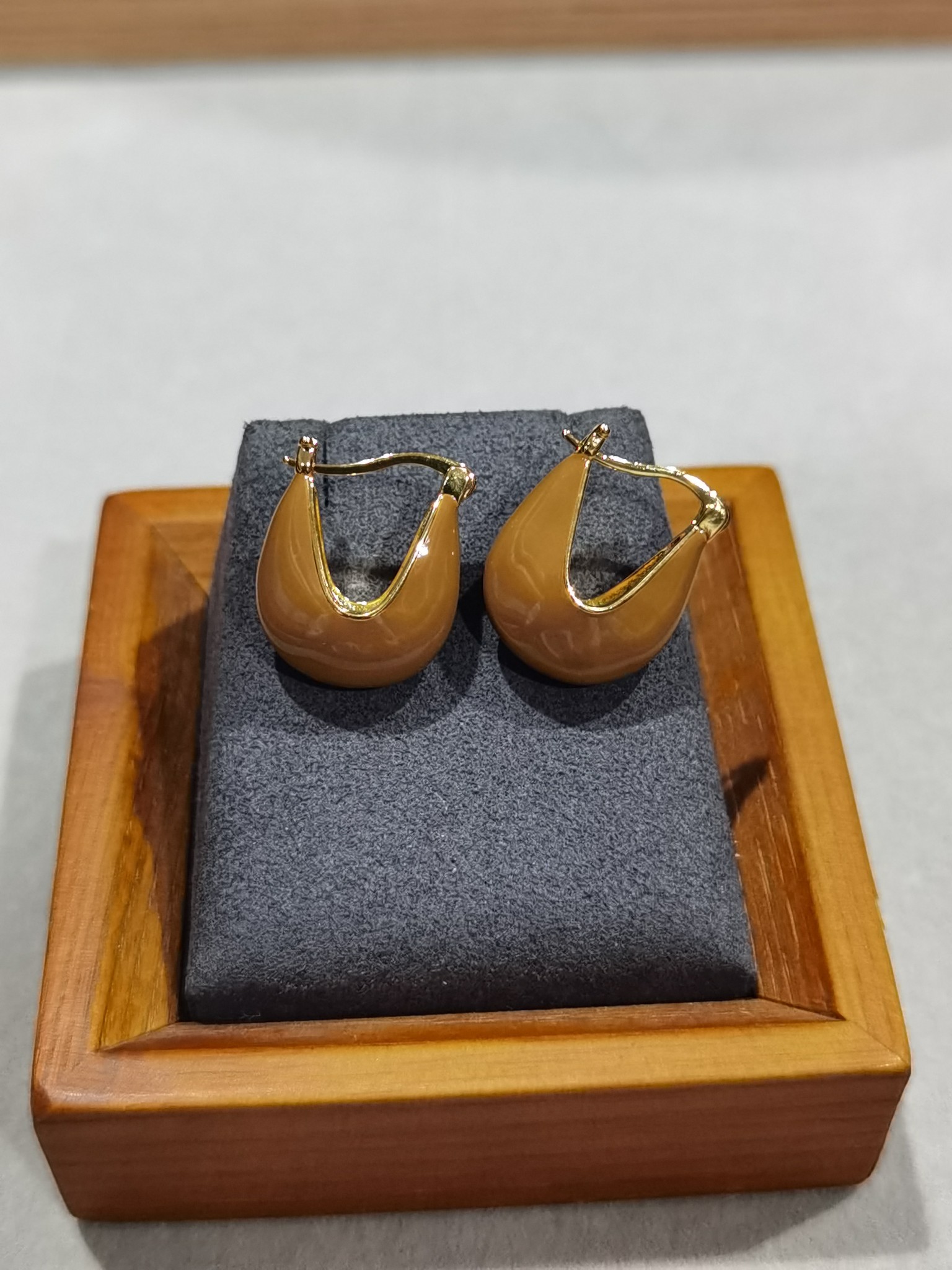 铜合金珐琅耳饰 E264咖啡色挎包款耳环耳饰复古简约水滴耳扣轻奢