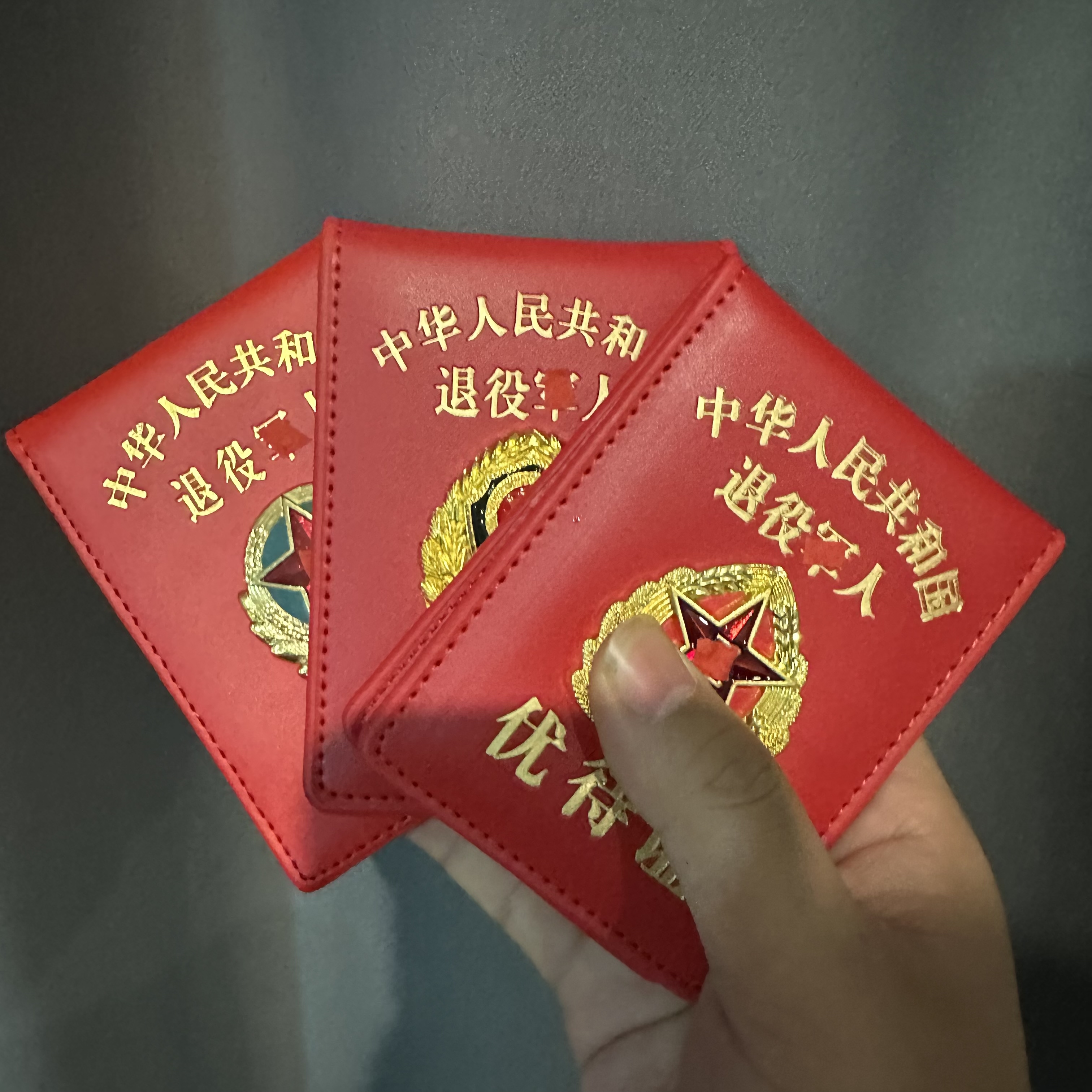 真皮竖款优待证卡包保护套红色烫金多卡位通用银行卡皮夹耐磨高档