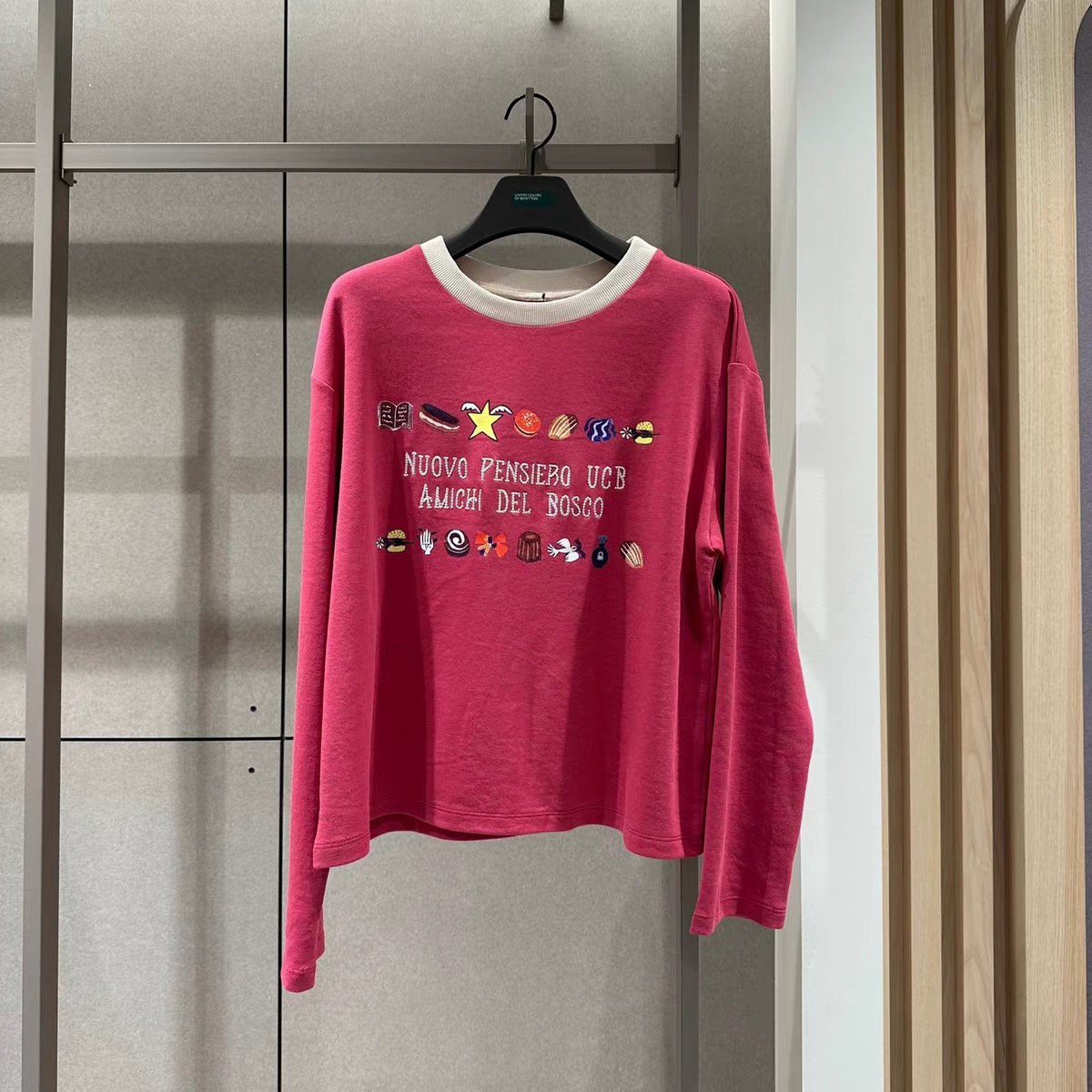 AW231354 贝纳通 撞色领立体印花棉质上衣