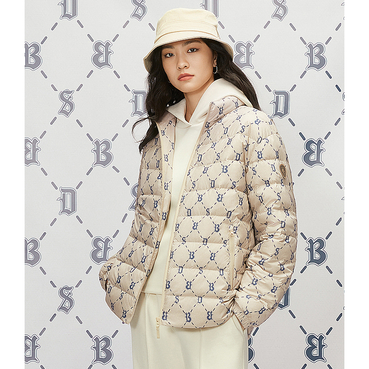 波司登2023新款潮流经典老花女士保暖短款羽绒服轻薄