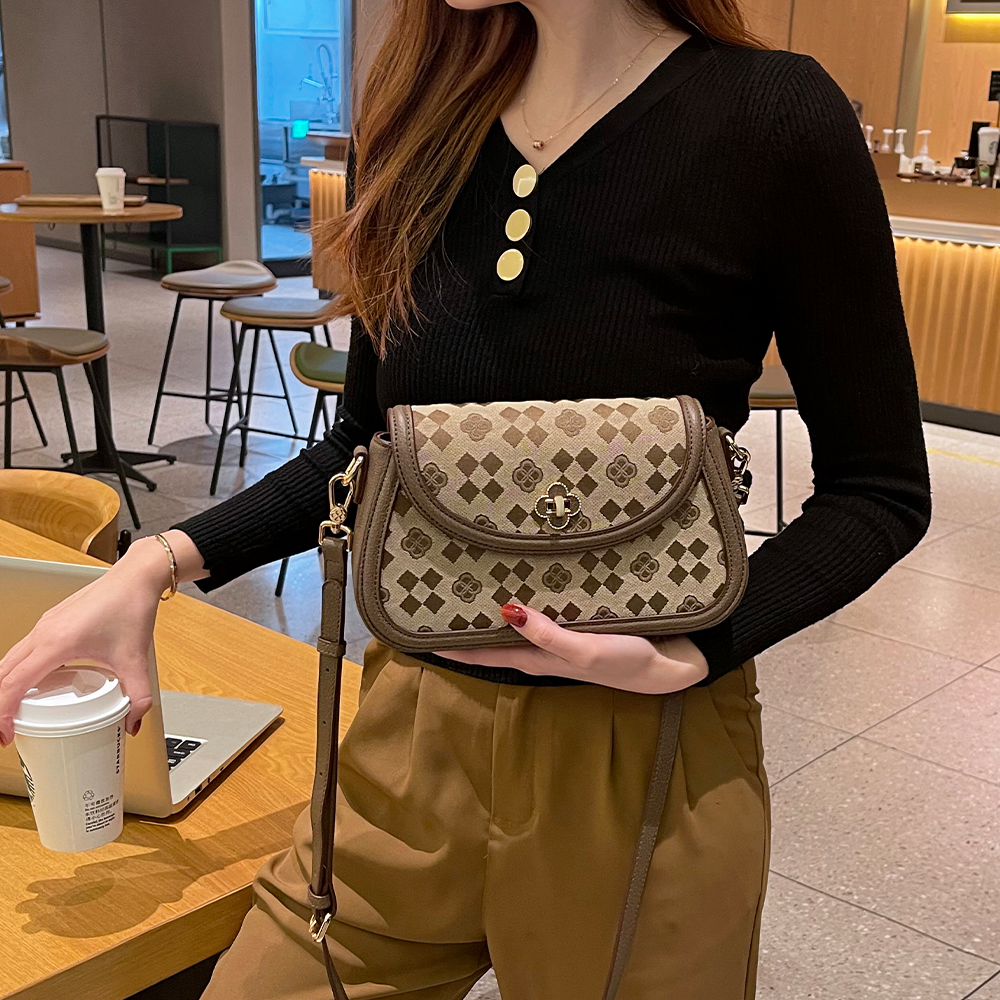 朵琪品牌四叶草女包洋气女士潮流百搭马鞍包休闲单肩斜挎包 175