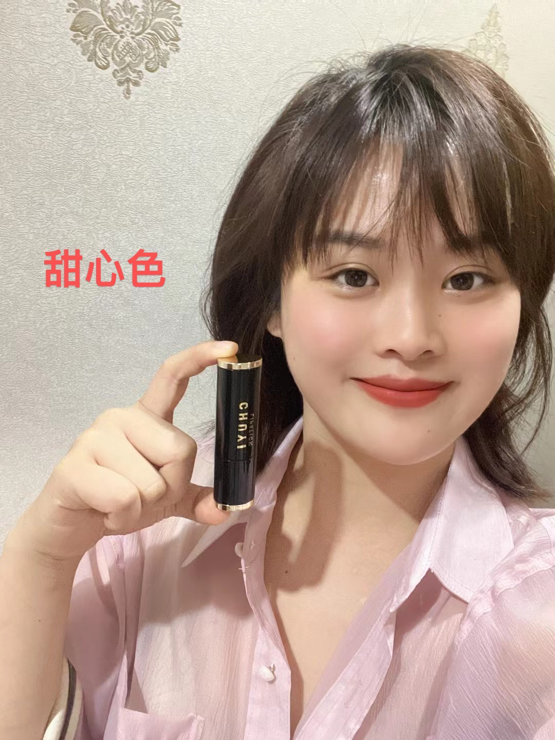 初仪黑色丝绒光口红轻薄显色，浅装淡妆都能