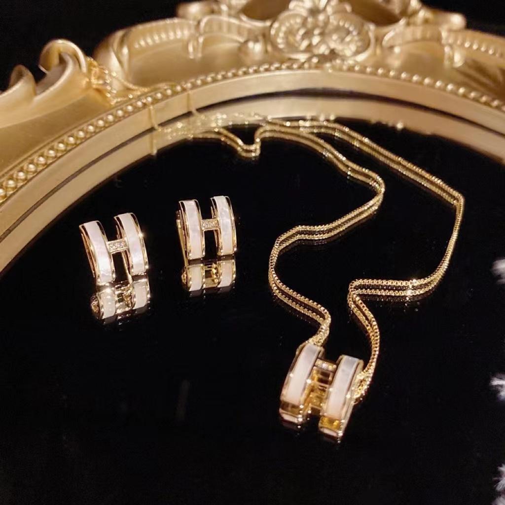 新款微镶贝壳H字母简约百搭耳钉7784-0620