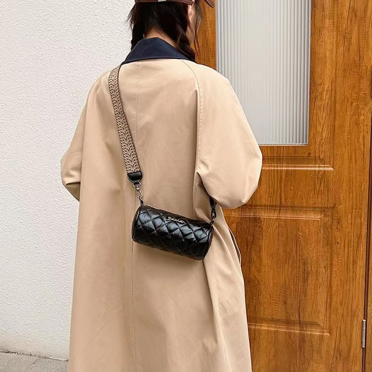YS 6284黑色菱形格百搭斜挎女包