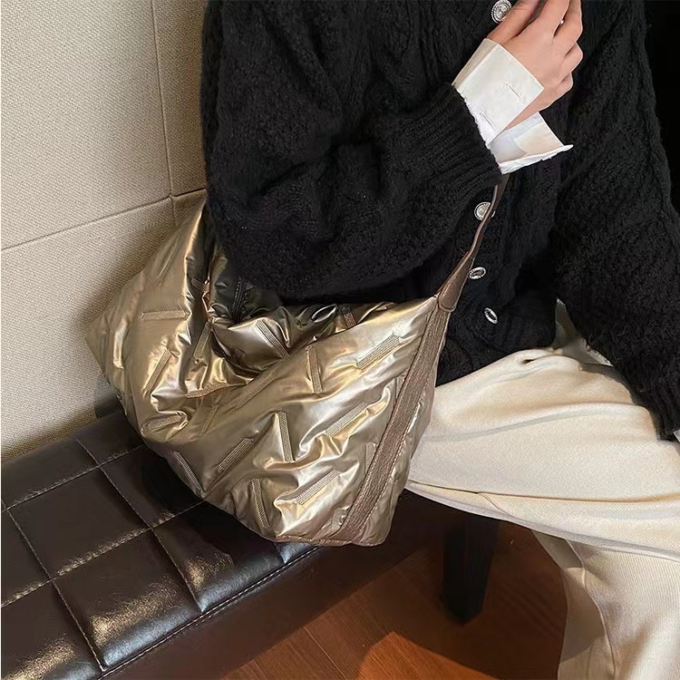 2023冬季新款斜挎大包韩系小众休闲单肩包女百搭大容量通勤托特包