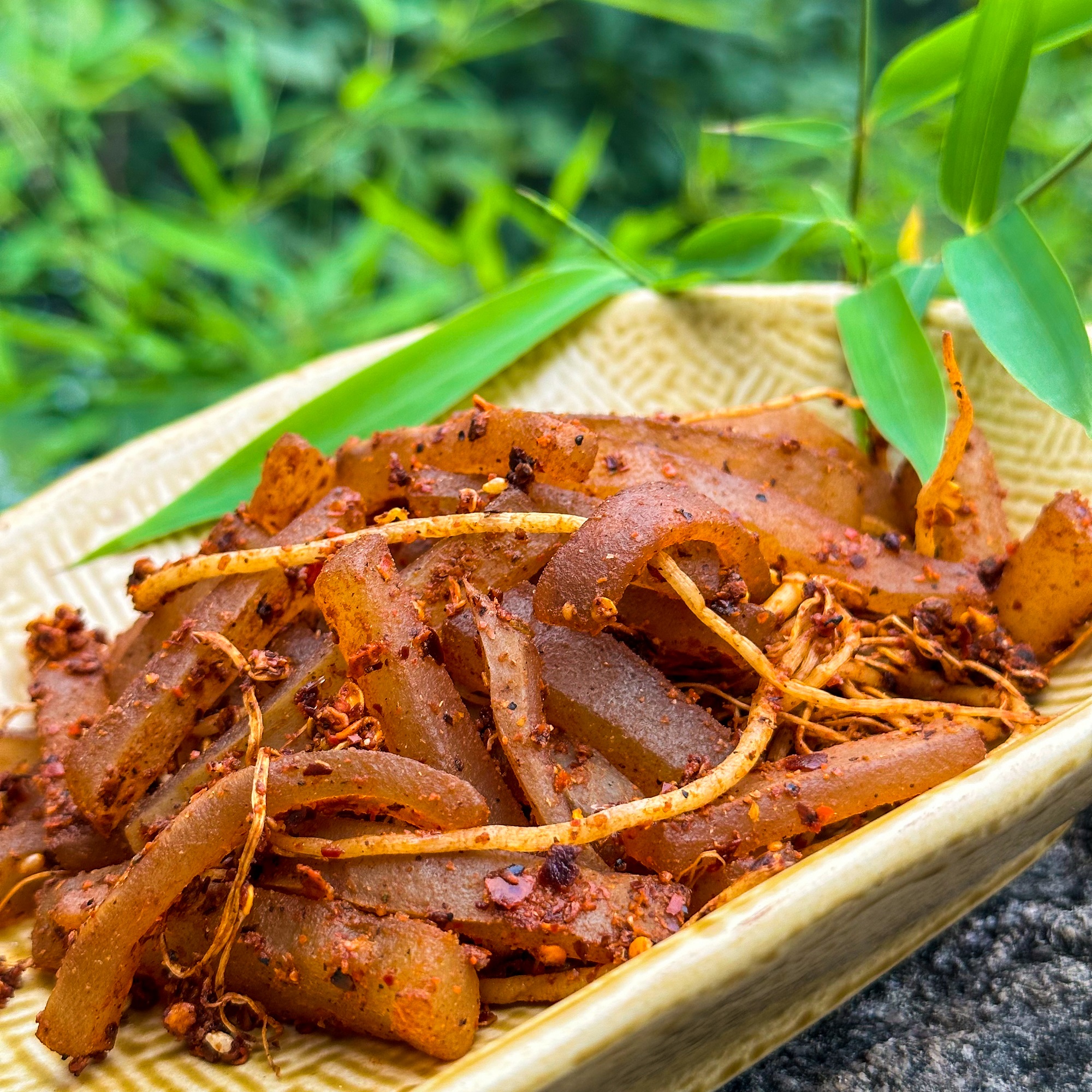 云南特产西盟佤味麻辣牛皮苤菜根香辣可口零食小吃500g/瓶包邮