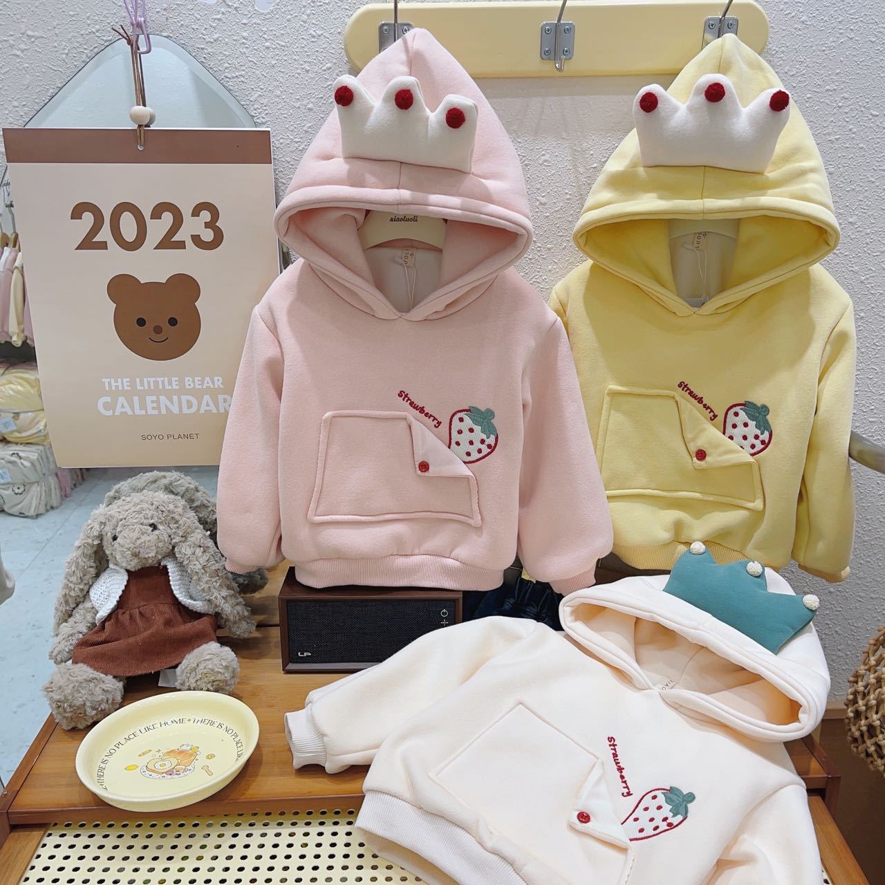 草莓皇冠连帽卫衣8101