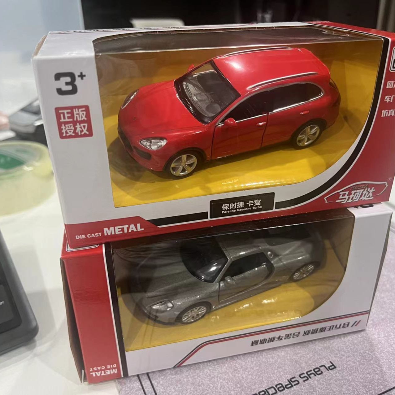 1:36马珂达正版授权3c认证灰色保时捷918+红色卡宴回力合金车模型