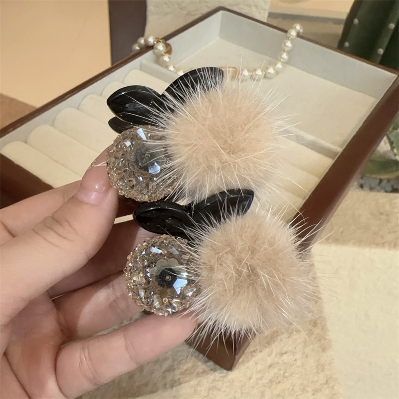 秋冬韩版毛绒绒樱桃抓夹女可爱闪闪高马尾固定发夹高级感发卡头饰