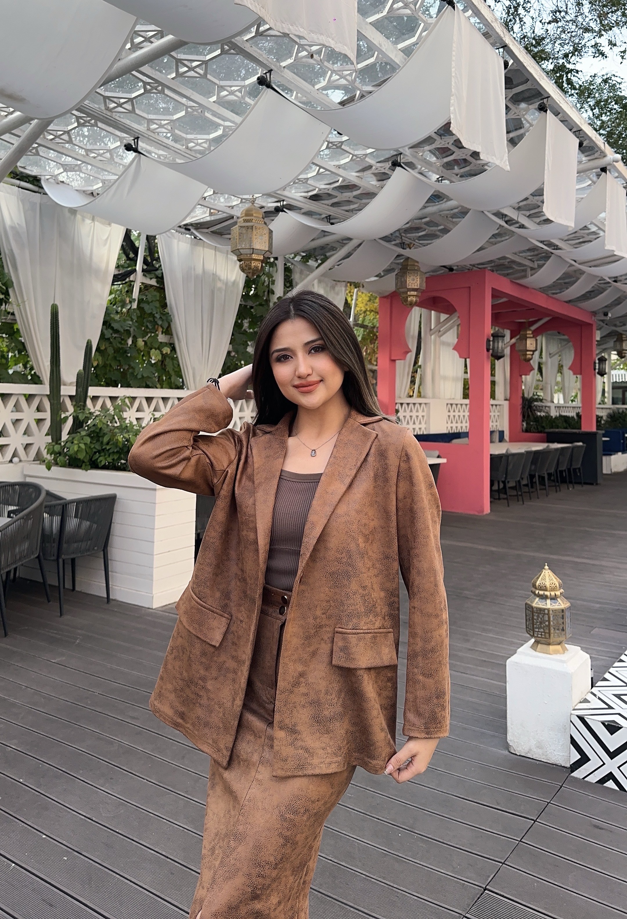 新款咖啡色翻皮西装外套+显瘦半身裙