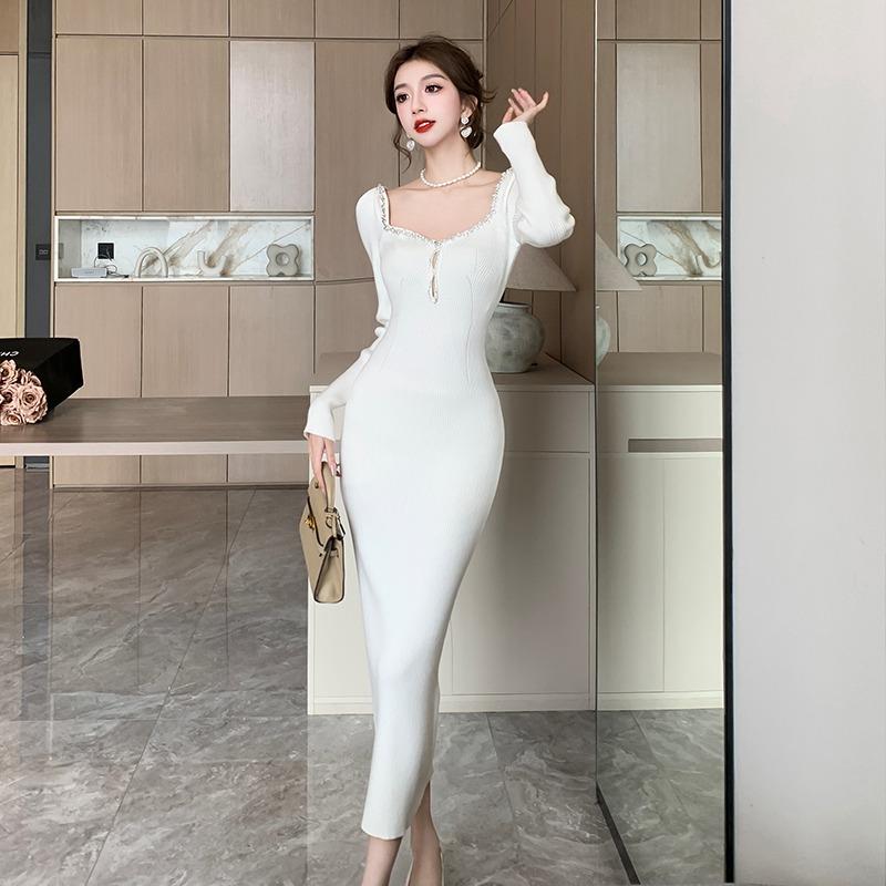 开叉显瘦感气质钻炼白色针织洋装秋冬新款露锁骨修身辣妹包臀裙