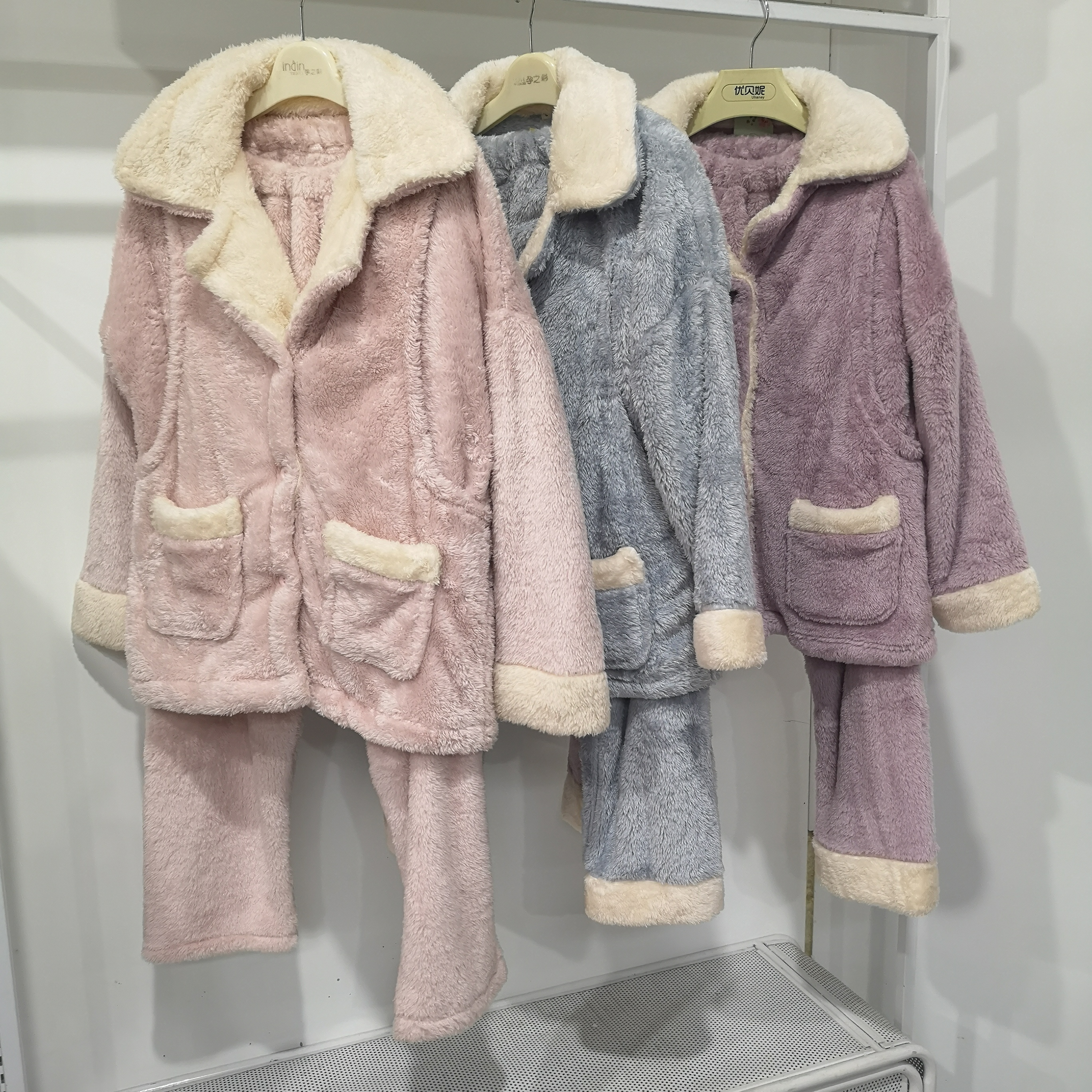 冬季孕妇珊瑚绒保暖哺乳月子服白色翻领口袋