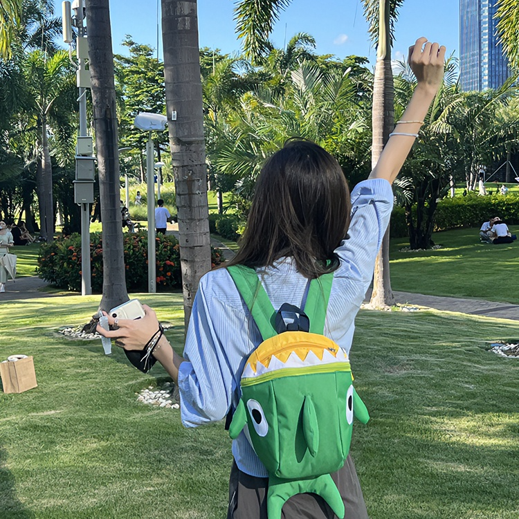 背包2024新款网红鲨鱼小书包高中生大学生旅行可爱搞怪双肩包女生