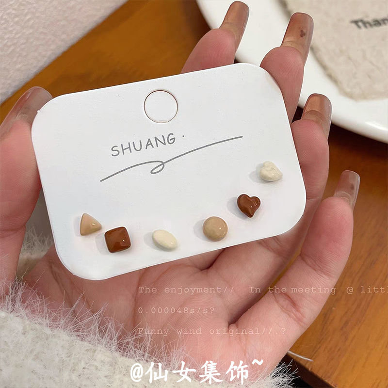 秋冬复古咖色系爱心耳钉新款2024爆款气质耳环女套装小巧精致耳饰