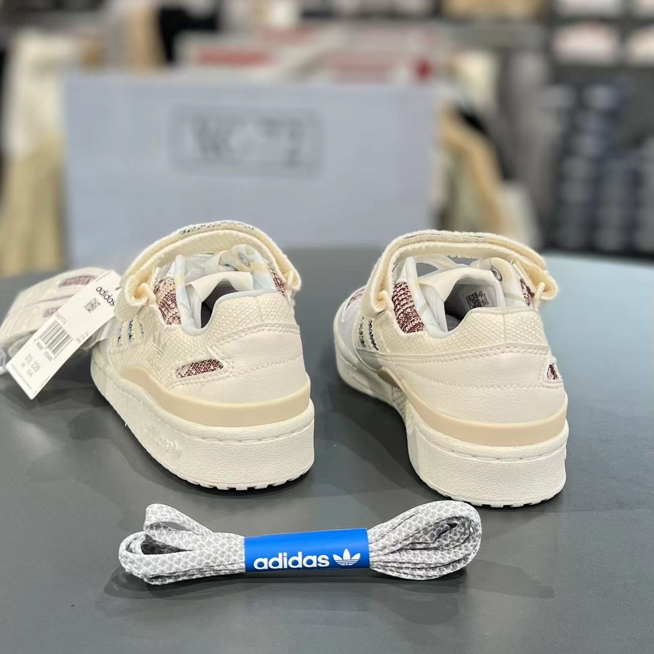 Adidas阿迪达斯三叶草女板鞋春季正品低帮魔术贴复古休闲鞋GX2174