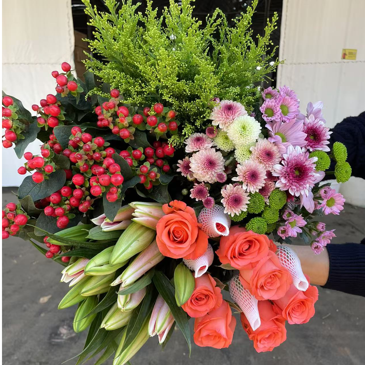 【爆款】粉玫瑰8枝+百合6个花苞+小雏菊1扎+红豆1扎+配草云南鲜花