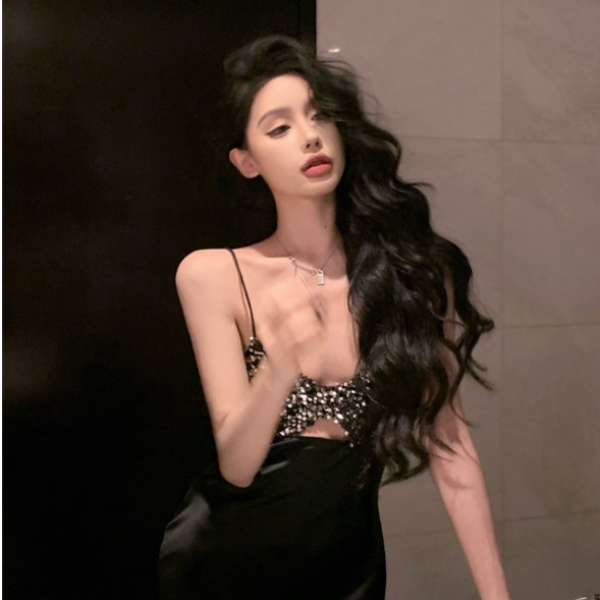 2023女秋冬法式高级感黑色性感亮片V领吊带连衣裙高腰显瘦礼服裙