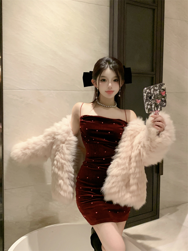 性感红色丝绒珍珠吊带连衣裙子女装2024新款高腰显瘦A字包臀短裙