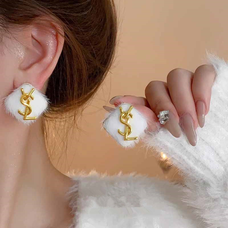 铜合金耳饰 小香毛毛耳钉小众独特秋冬高级感耳环气质毛绒耳饰女