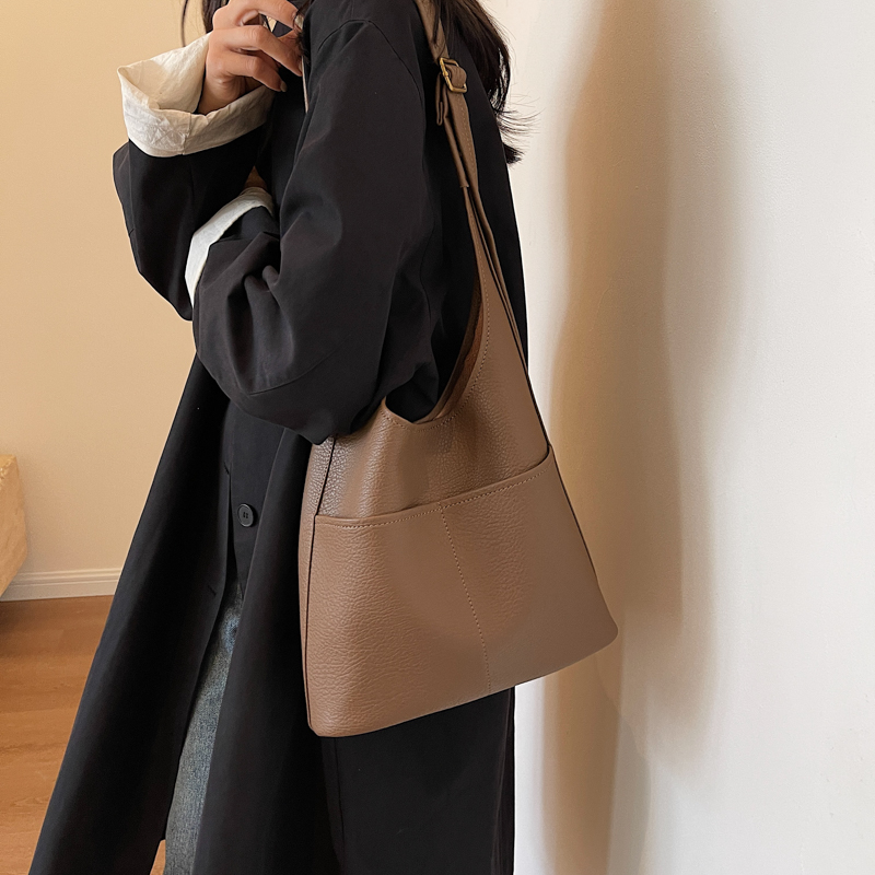 韩系慵懒简约水桶包2023秋冬新款大容量百搭软面单肩斜挎子母包女