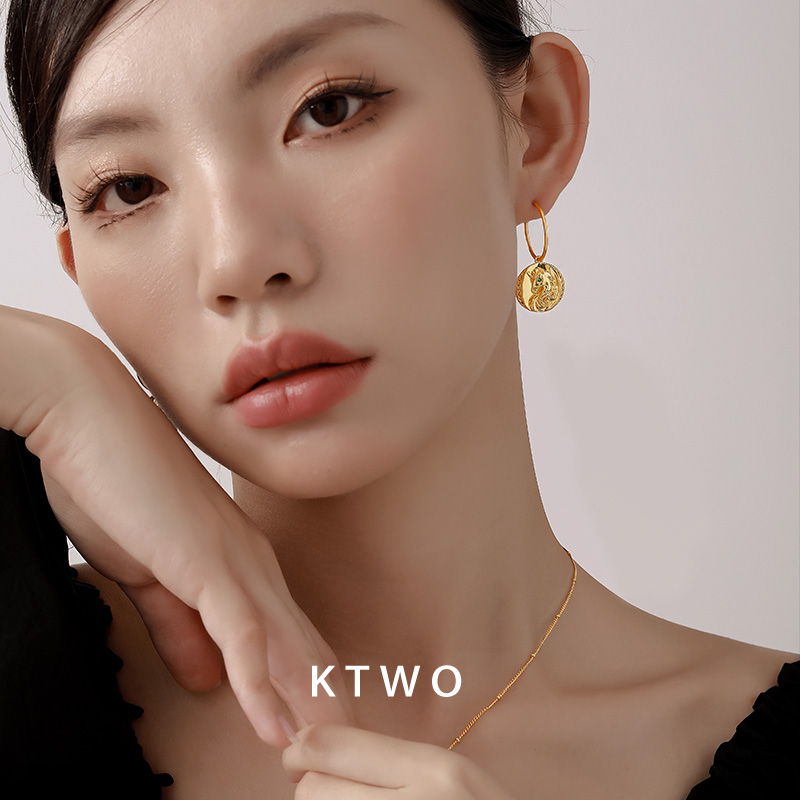 ktwo 合金合成锆石耳饰 独角兽圆牌耳环轻奢小众新款925银针耳钉