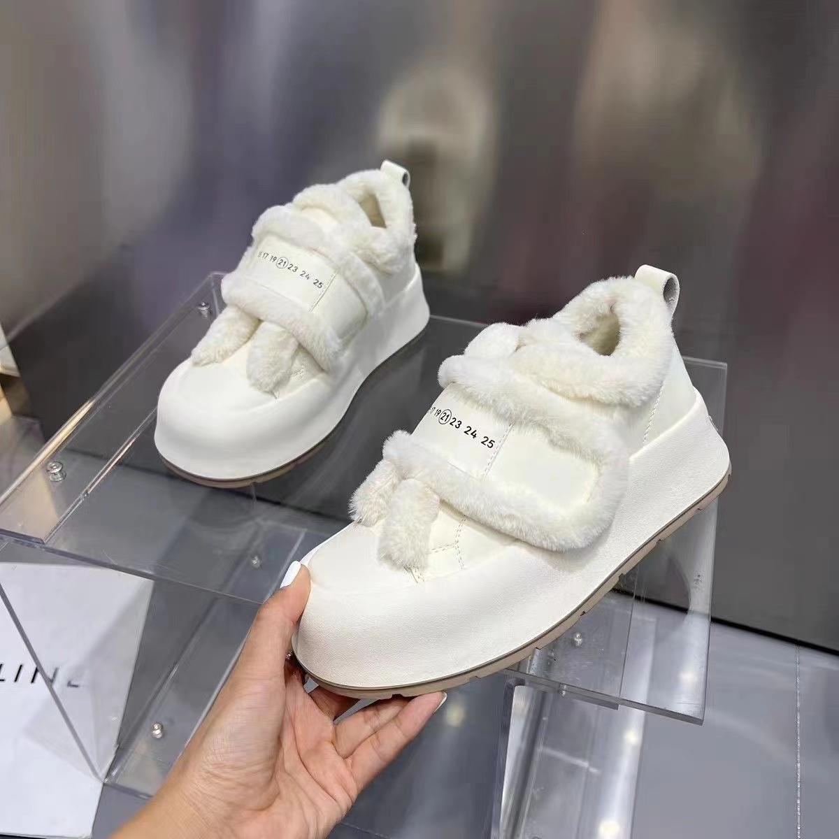羊羔毛加绒女鞋冬季毛毛鞋女鞋2023新款加厚保暖魔术贴厚底板鞋时