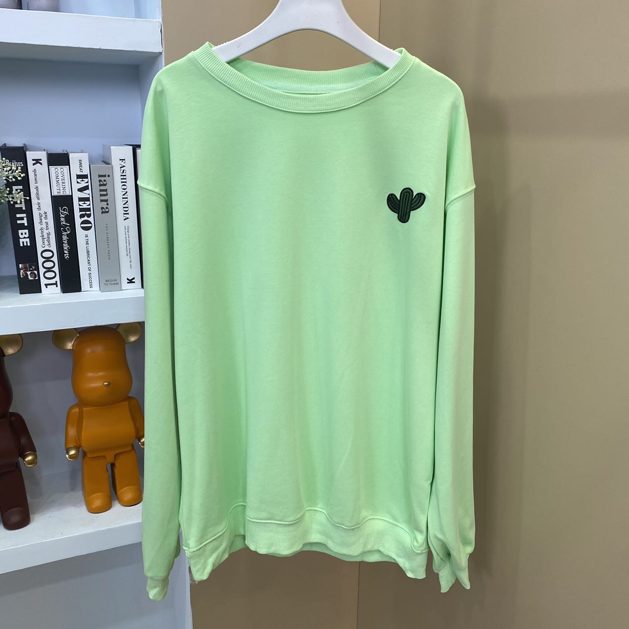 E2335【秋季新款】时尚圆领浅绿色植物图案宽松简约设计百搭卫衣